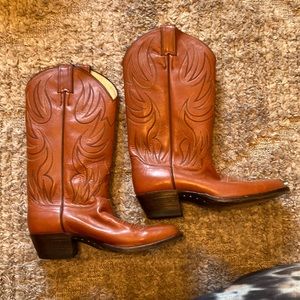 Beautiful leather cowgirl boots! Reddish brown in great condition